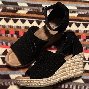 Minnetonka Black Wedge Sandals size 8